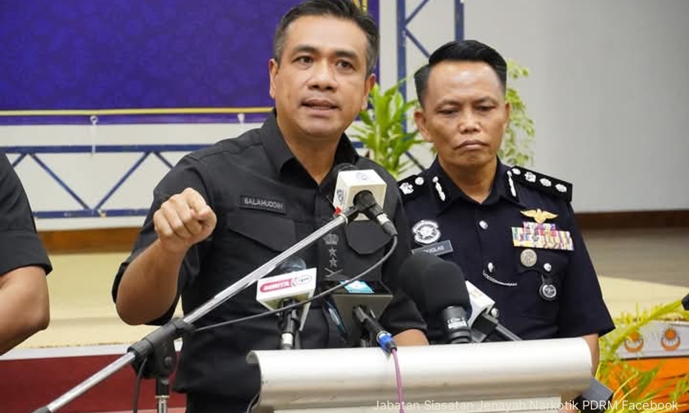 Pil kuda bernilai jutaan ringgit disorok dalam tahi lembu