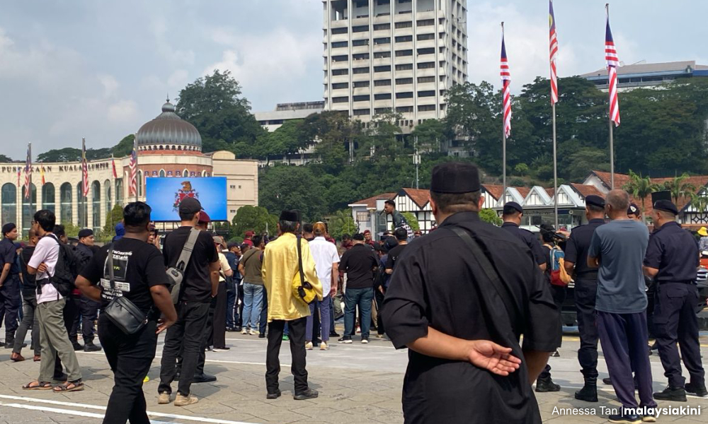 Penganjur demo Turun Anwar dakwa polis halang bina pentas 3 53d3d9ebc94cc575d8446401ee1a15b9