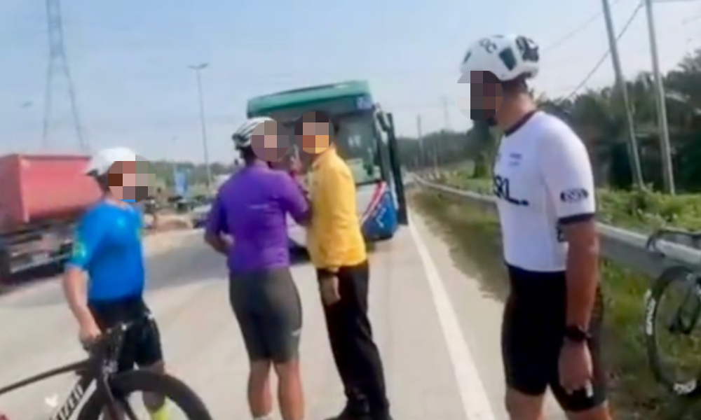 Polis kesan pengayuh basikal halang laluan bas