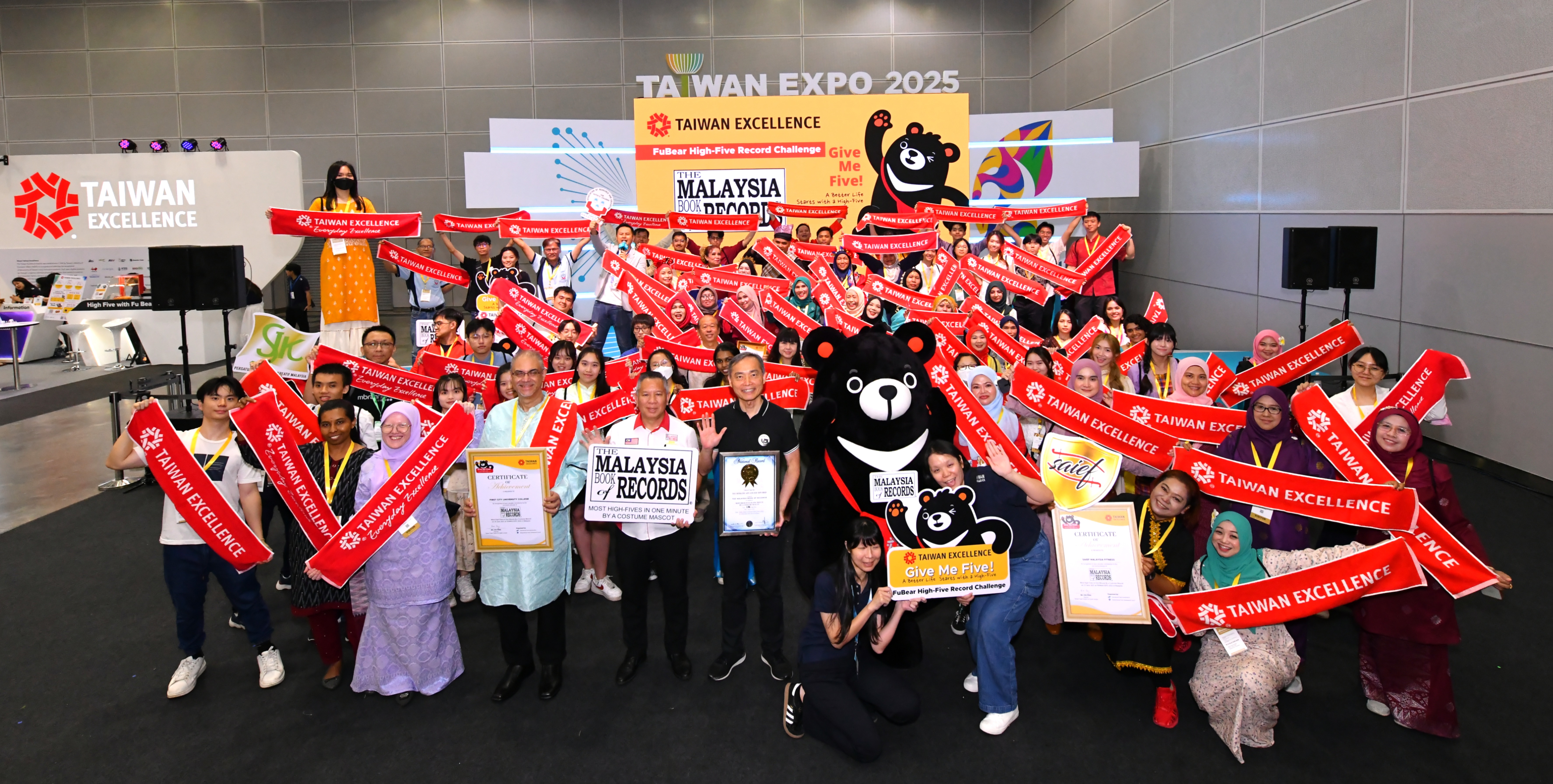 186 High-Fives in One Minute Taiwan Excellence’s FuBear Enters Malaysian Book of Records