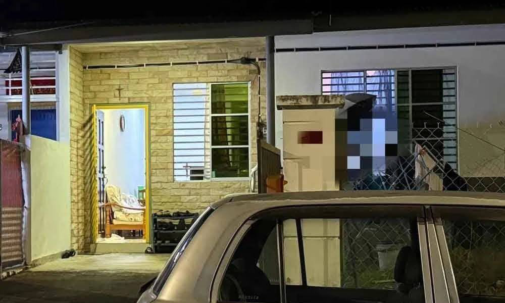 Mayat tiga sekeluarga ditemukan reput dalam rumah