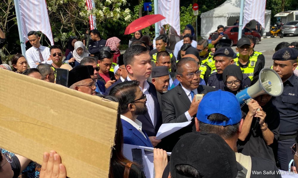 Demonstran berang Fadhlina duduk dalam 'aircond', tak keluar terima memo 3 0189e818008c701717431295ed648e6d