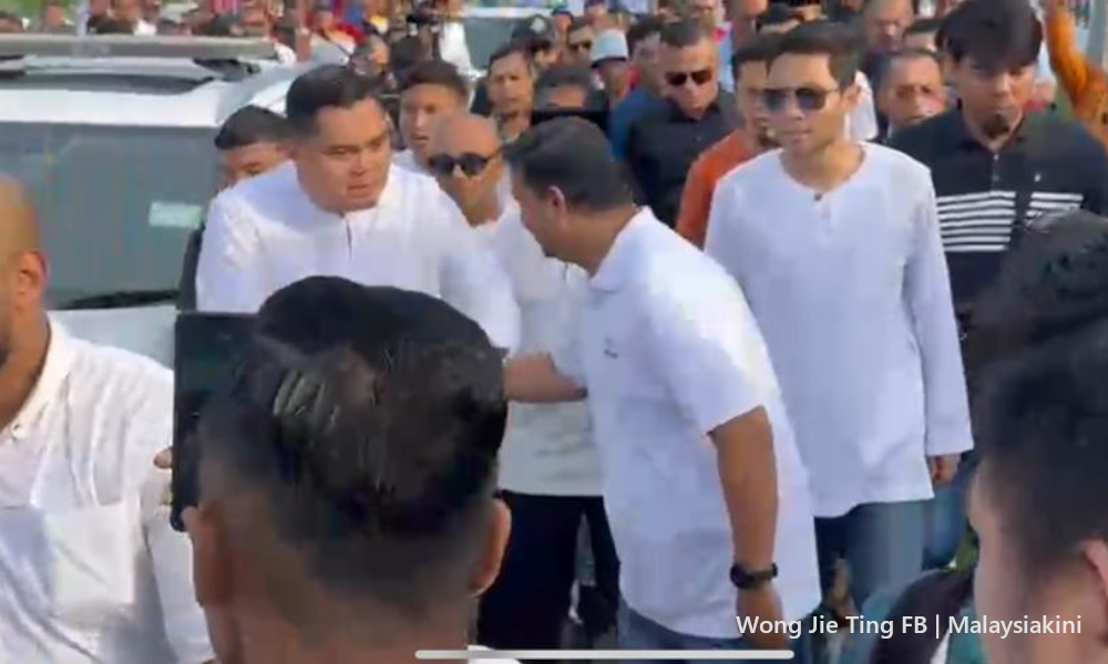 Akmal arrives with 'fanfare' to face charge in court