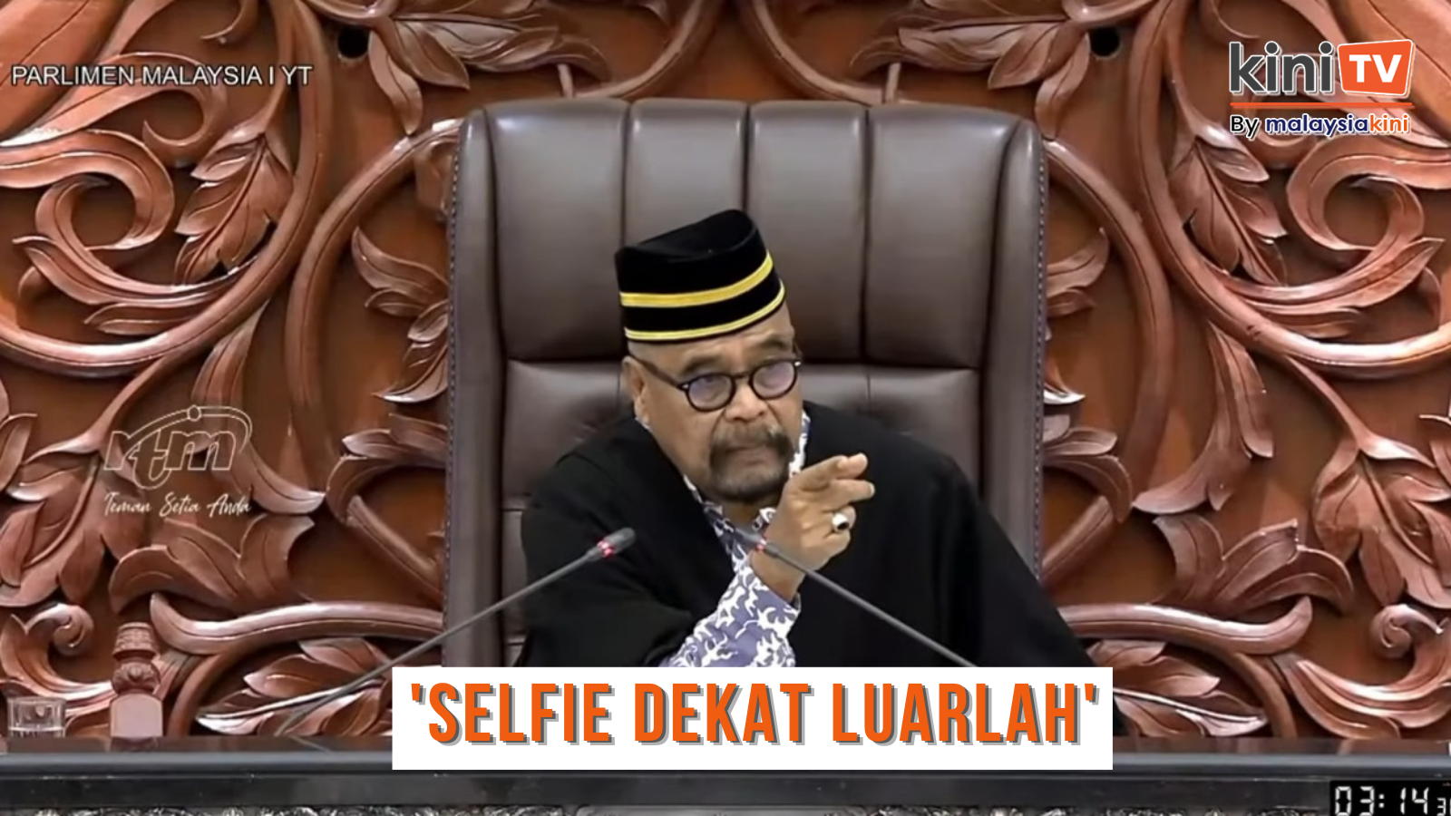 'Arau, kalau nak selfie pergi di luar' - tegur Timb Speaker