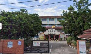 波小为倒挂国旗公开道歉，惟教育部放话查明后严办