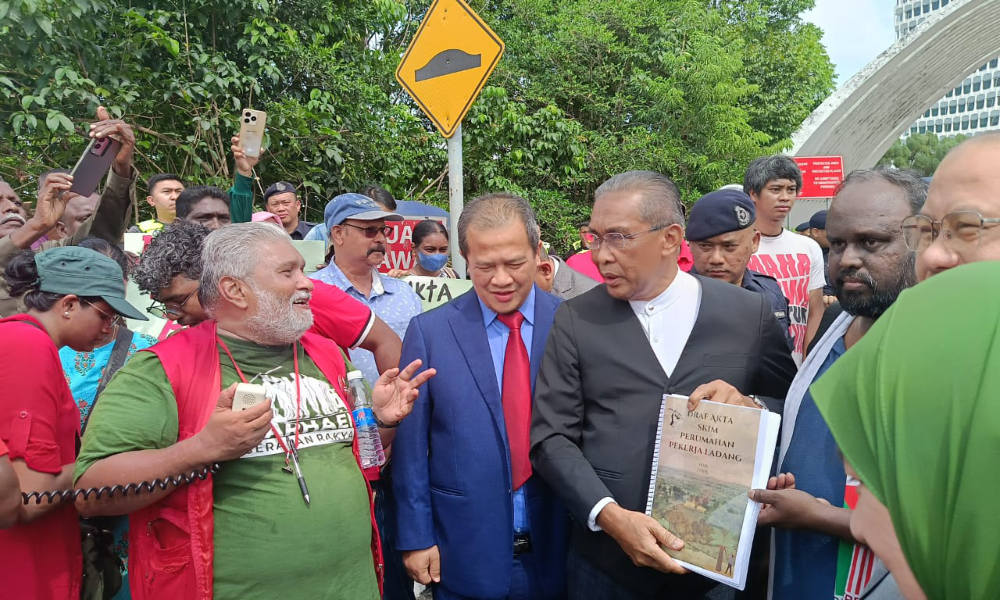 Pergelutan dengan polis, pemimpin PSM tersembam ke tanah 1 406e602a6dc877baeae5fcd173fa1015