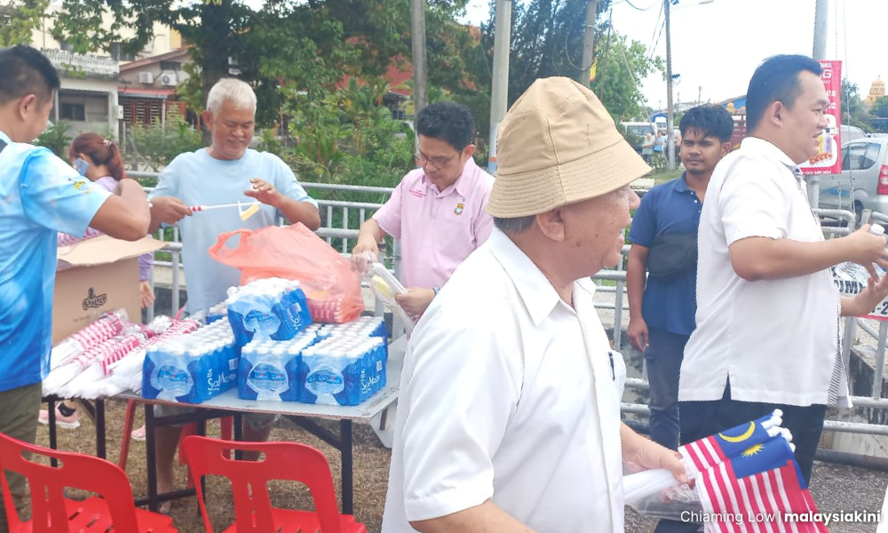 Kedai tutup, polis kepung lokasi 'konfrontasi Akmal-DAP' 2 4835dabb6cb650bbe04132d446d08ba0