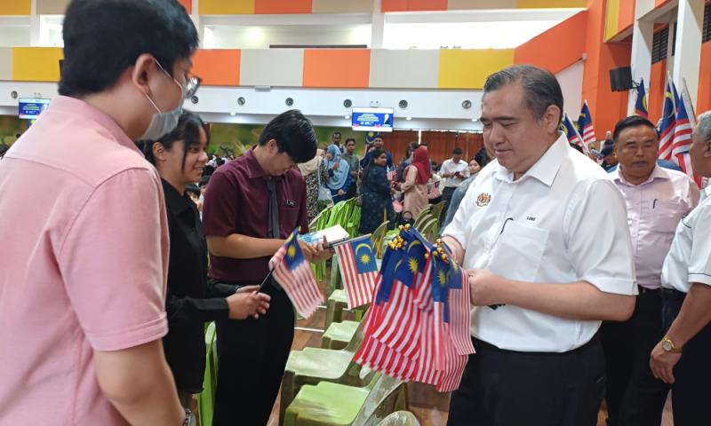Loke, Chang: Kibar bendera terbalik memang salah, tapi tak perlu buli