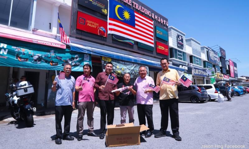 DAP pasang Jalur Gemilang gergasi di kedai perkakasan di Kepala Batas