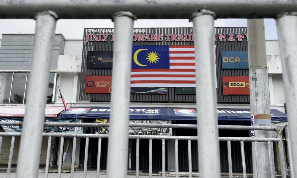 Kedai tutup, polis kepung lokasi 'konfrontasi Akmal-DAP'