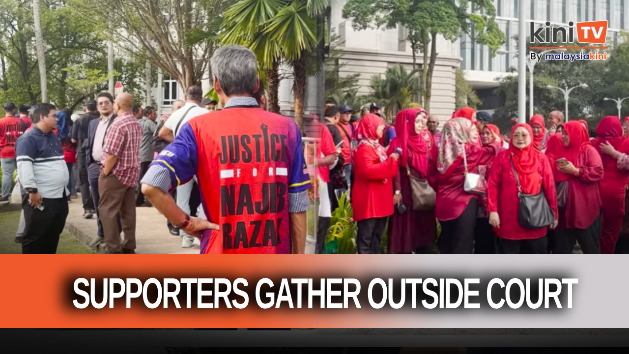 Najib's supporters gather outside Palace of Justice