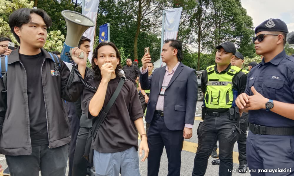 Demonstran berang Fadhlina duduk dalam 'aircond', tak keluar terima memo 1 e4cede8cefb27fe7046b68b90bc17a29