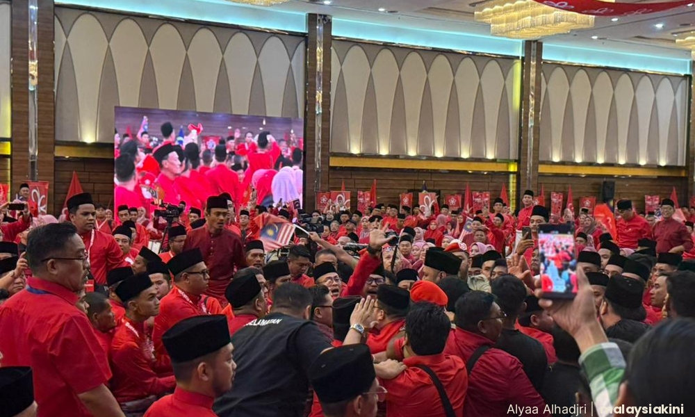 Kecoh saat Muhyiddin berucap, perwakilan Bersatu 'tegang leher' 1 0419ea0da8a29a41b8607eb1a623737d