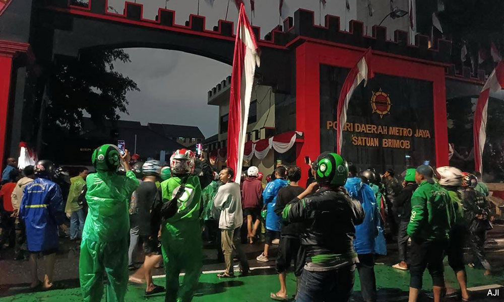 Netizens hail Malaysians' kindness in sending food to Indonesians via apps