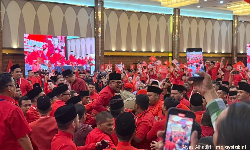 ‘Kita ada adab’ - Pemimpin Bersatu tegur ahli kecoh ketika ucapan Muhyiddin 2 648901e1ca4fe94b993bd8e4197fb582
