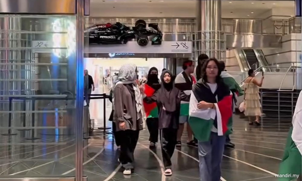 Kumpulan belia dakwa Suria KLCC tetap halang bawa bendera Palestin 2 82f5eec2e63788d1198d418b7f5c1c07