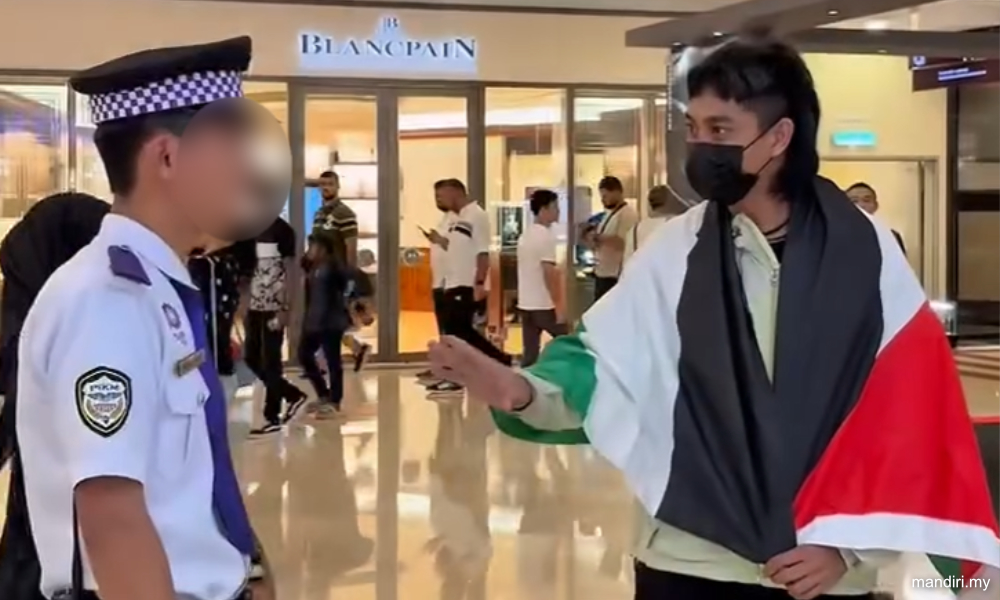 Kumpulan belia dakwa Suria KLCC tetap halang bawa bendera Palestin 3 89e0bb1799a2cd261e369cb55c95c2e5