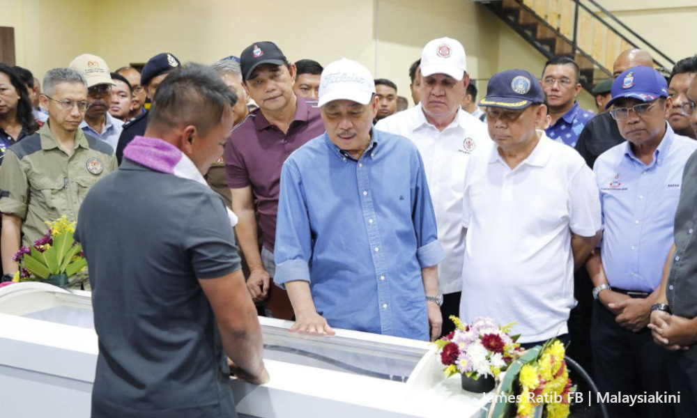 Hajiji menangis ketika lawat mangsa tanah runtuh
