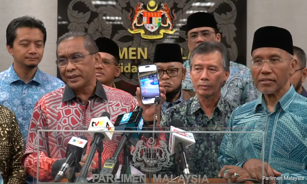 Kereta mencurigakan parkir tepi pagar rumah Hadi 2 10129829713513fd94066c93df91f9f6