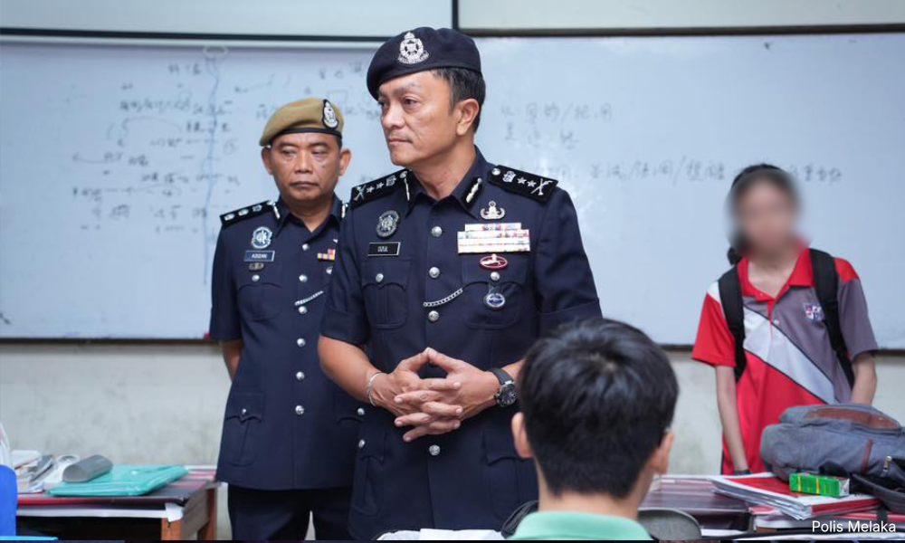 School spot check: Cops to scan students' phones for obscene content