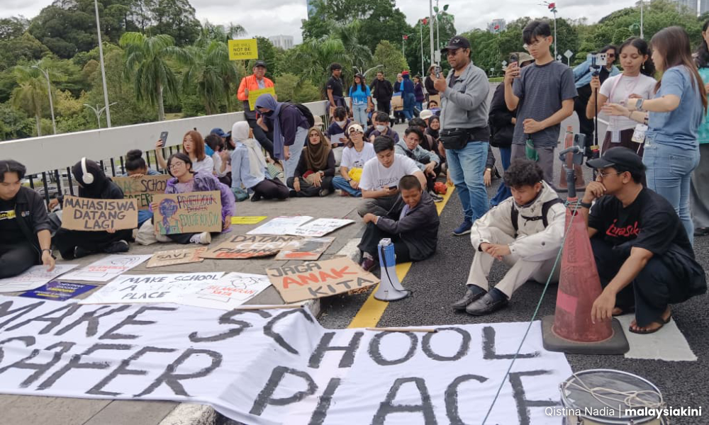 Fadhlina terima memo penunjuk perasaan, laungan 'turun' bergema 2 1839da5513b9fc39f7f4395441da4a8b