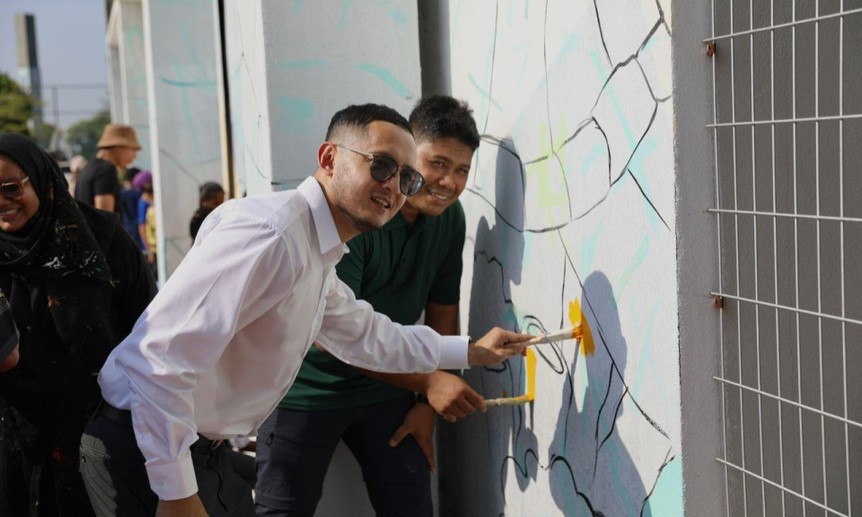曼绒市青年以社区壁画点亮城市