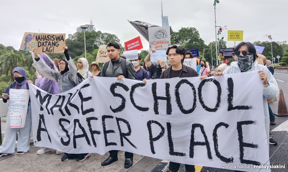 Fadhlina terima memo penunjuk perasaan, laungan 'turun' bergema 1 2ac11480a8a570cfa6dacfd301e2a181