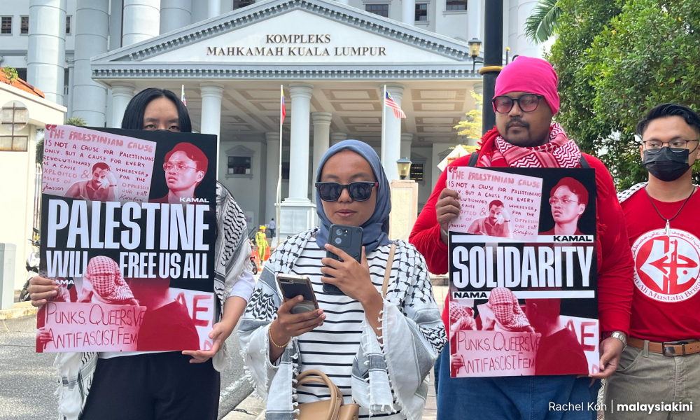 Aktivis pro-Palestin berhimpun di mahkamah sokong rakan