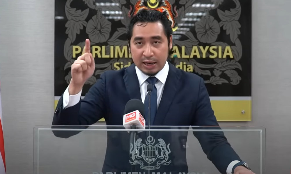 Fadhlina terima memo penunjuk perasaan, laungan 'turun' bergema 3 a92ba08de21fd778a44ef3e5a5346689