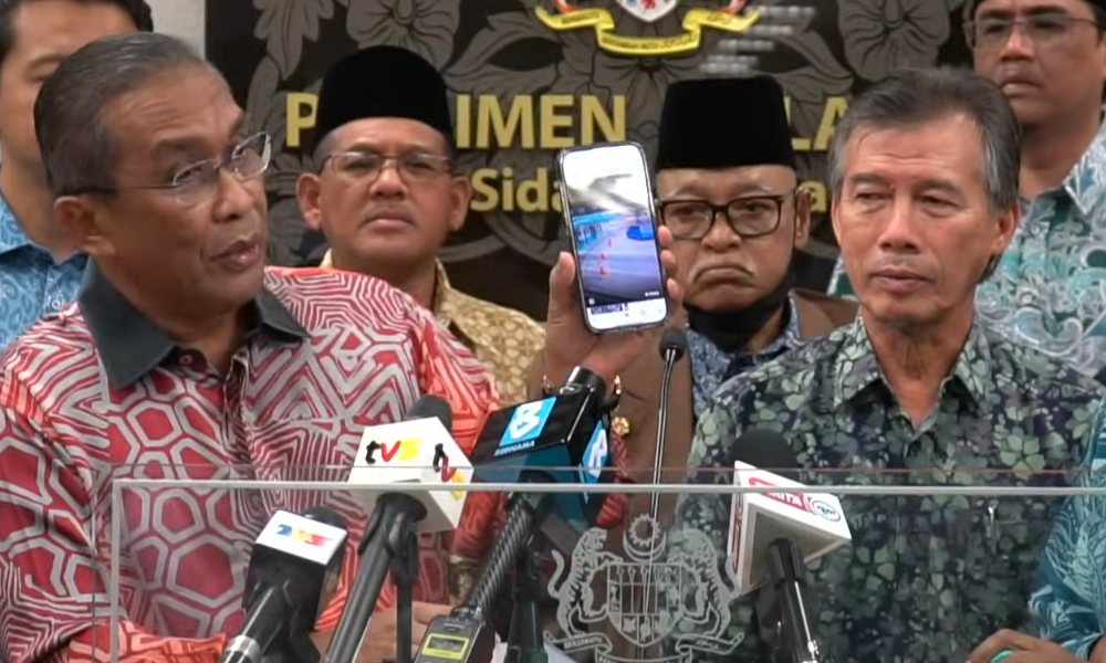 Kereta mencurigakan parkir tepi pagar rumah Hadi 1 b20bd5bc84e82247ffb56297be3f8262