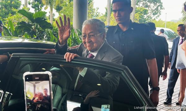 'Salah Umno pilih kekayaan' – Mahathir jawab tuduhan pecah-belahkan Melayu