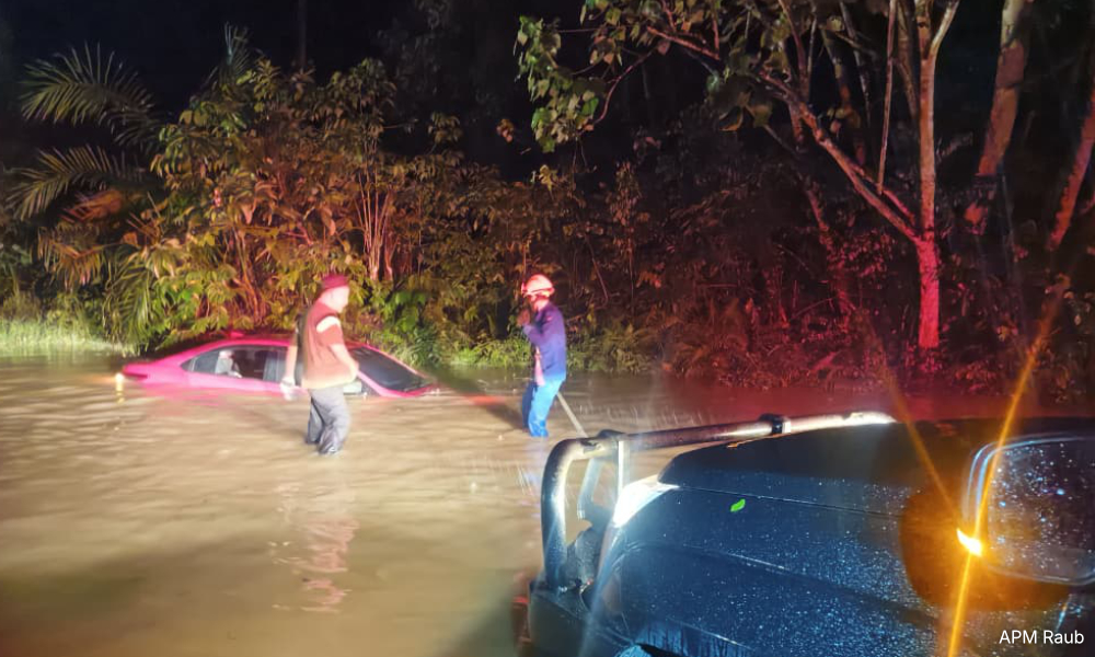 4 sekeluarga nyaris maut kereta terbabas ditolak banjir