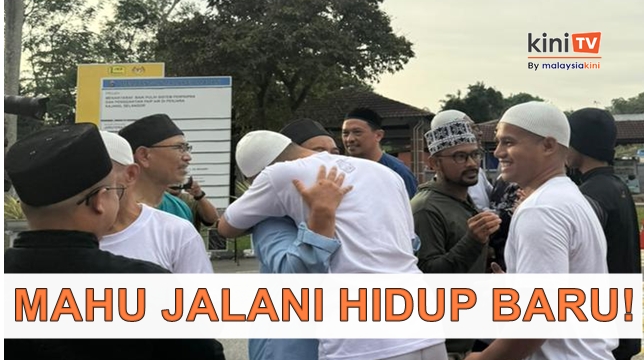 Pemimpin GISB berpelukan di luar penjara Kajang selepas dibebaskan