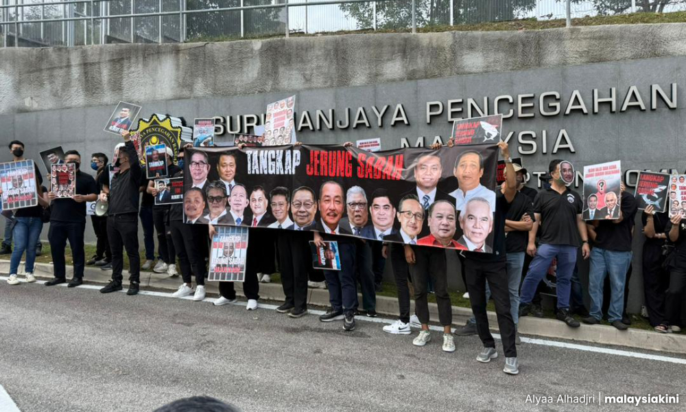 Tei demo depan SPRM, desak dakwa 'jerung' Sabah 1 3023f097acaaa2985755b1f656aa4a85