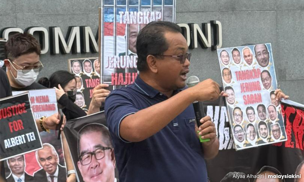 Tei demo depan SPRM, desak dakwa 'jerung' Sabah 4 364267fd57deefbefd26a4002f2c683c