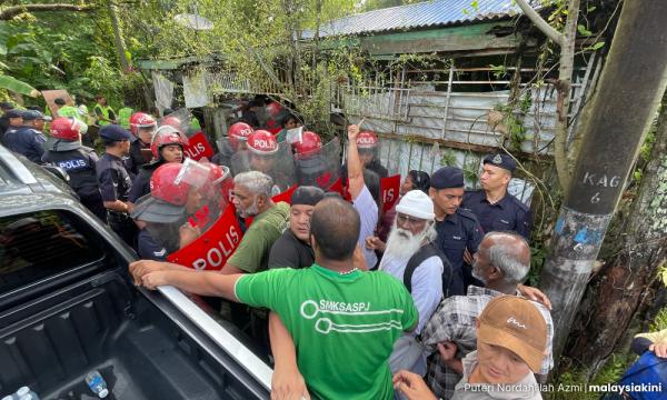 Penduduk Kg Papan dakwa dikasari ketika operasi perobohan
