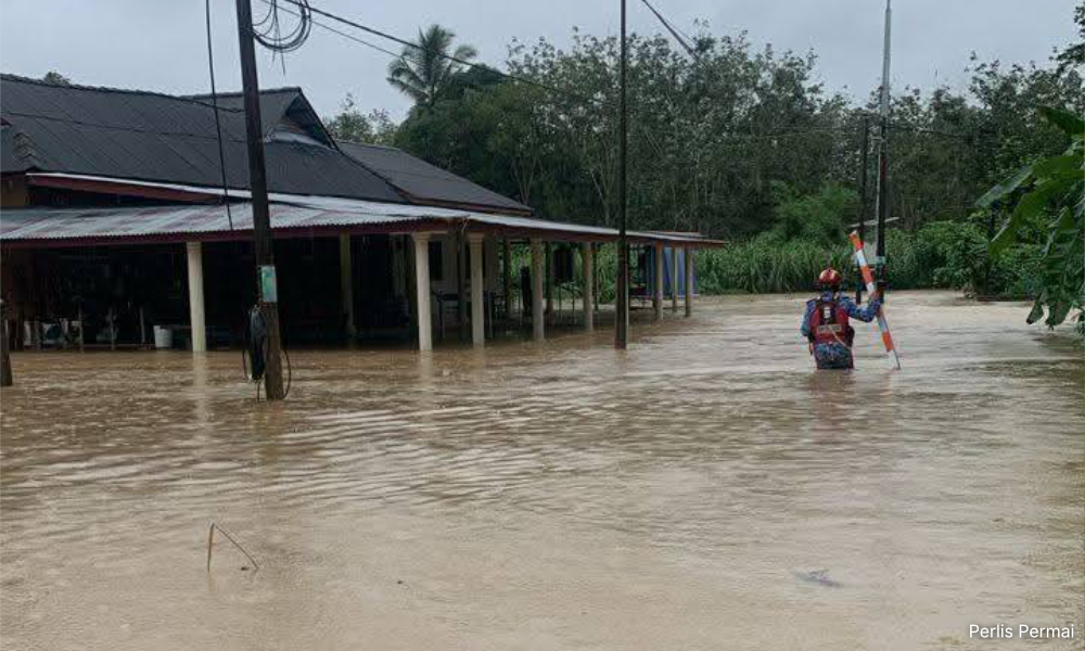 Floods worsen in five states, more evacuees at sunset