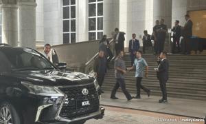 Najib kembali ke penjara untuk solat Jumaat, mahkamah ditunda ke 3 petang