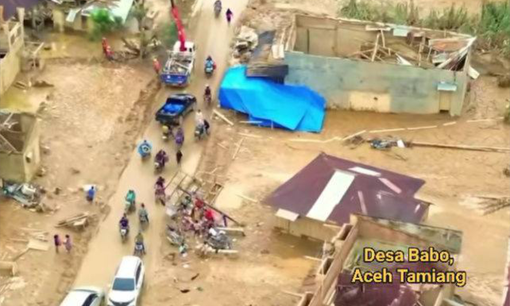 Debu, lumpur tebal selubungi Aceh Tamiang, penduduk mula bangkit