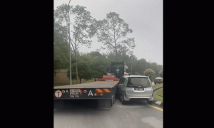 拖车撞毁挡道私家车，警方查爱极乐休息站事故