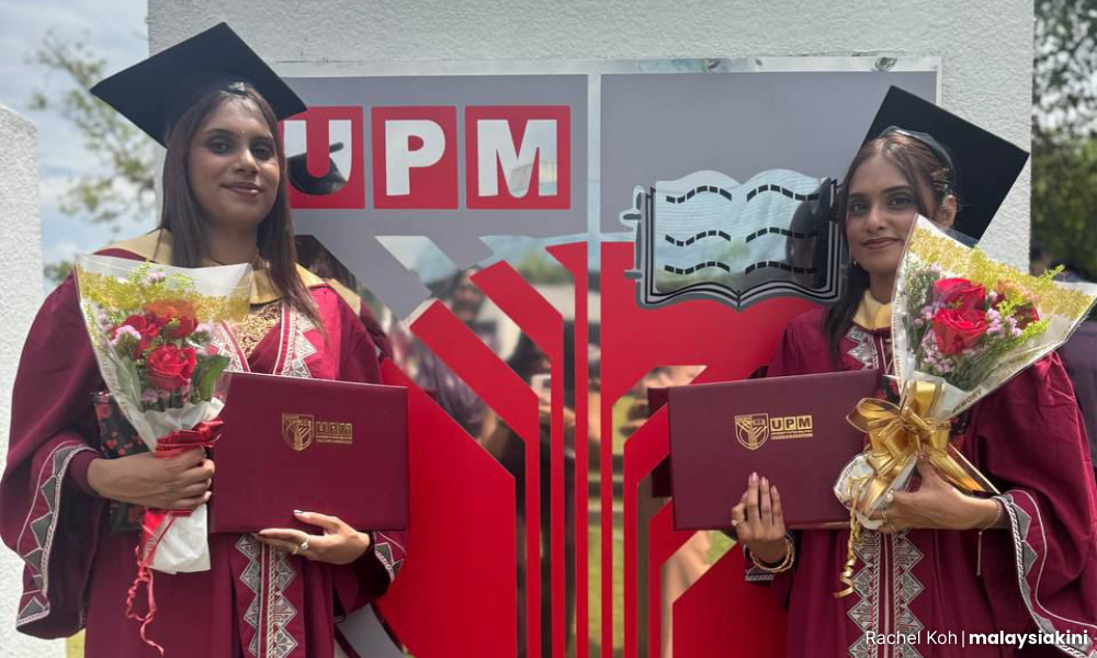 Dua beradik dalam satu janji menggenggam ijazah bersama