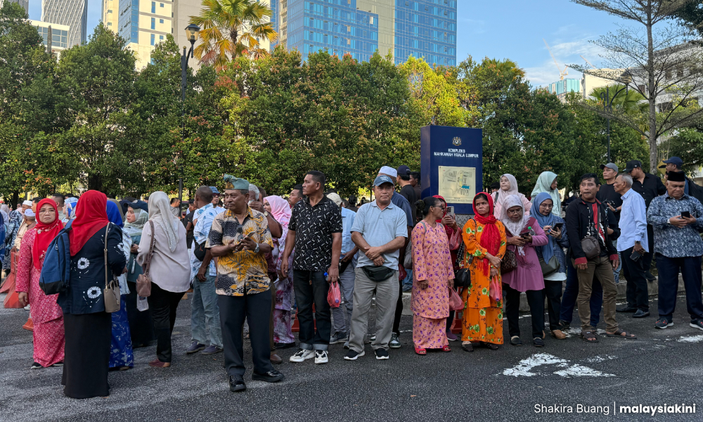 Penyokong tegar Najib berhimpun di mahkamah
