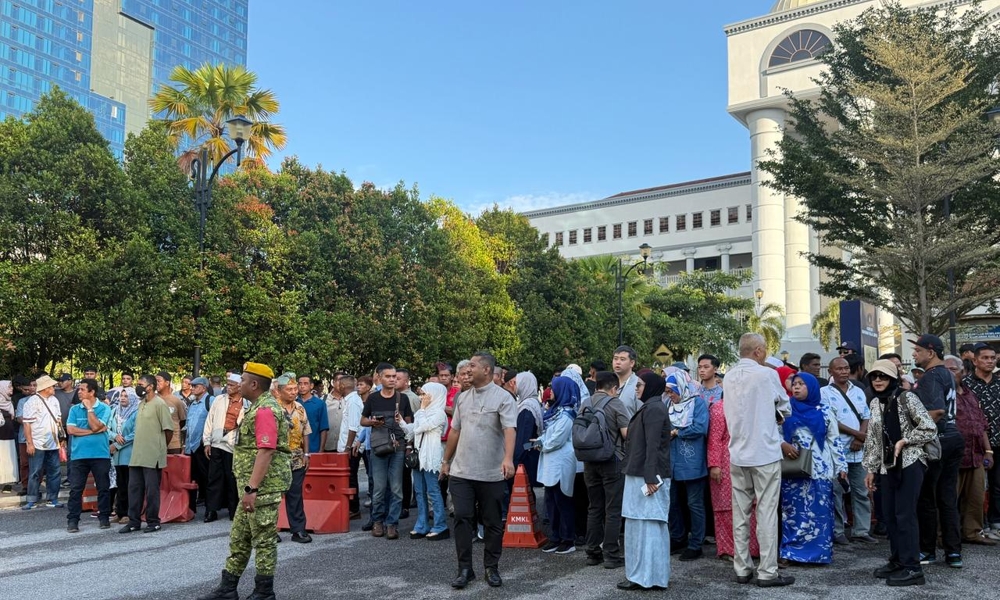 Penyokong tegar Najib berkumpul tunggu keputusan mahkamah 1 c4e2e621db62f88fc4dec060711f8ac6