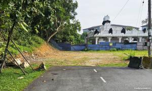 庙宇离家50米却要绕行6公里，信徒争取捷径一再受阻