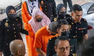 Bekas PTD, dua isteri berbaju lokap serta bergari tiba di mahkamah