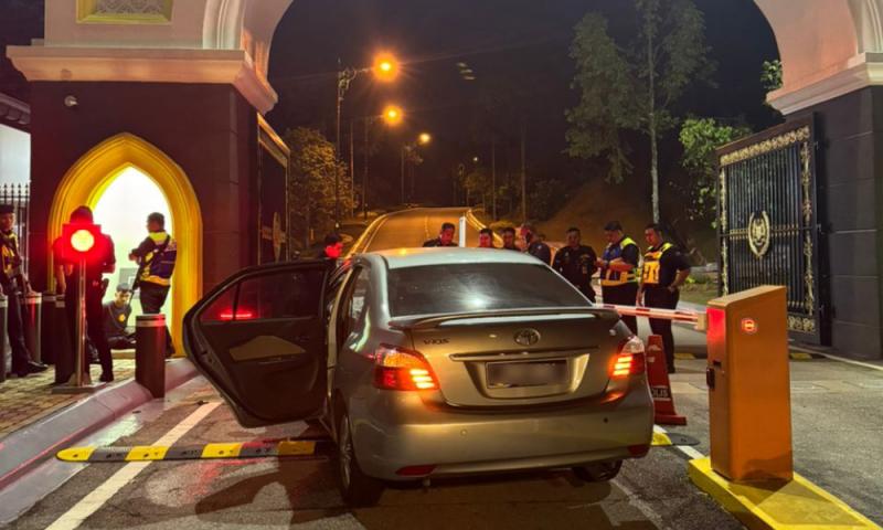 Pemandu mabuk rempuh palang keselamatan Istana Negara