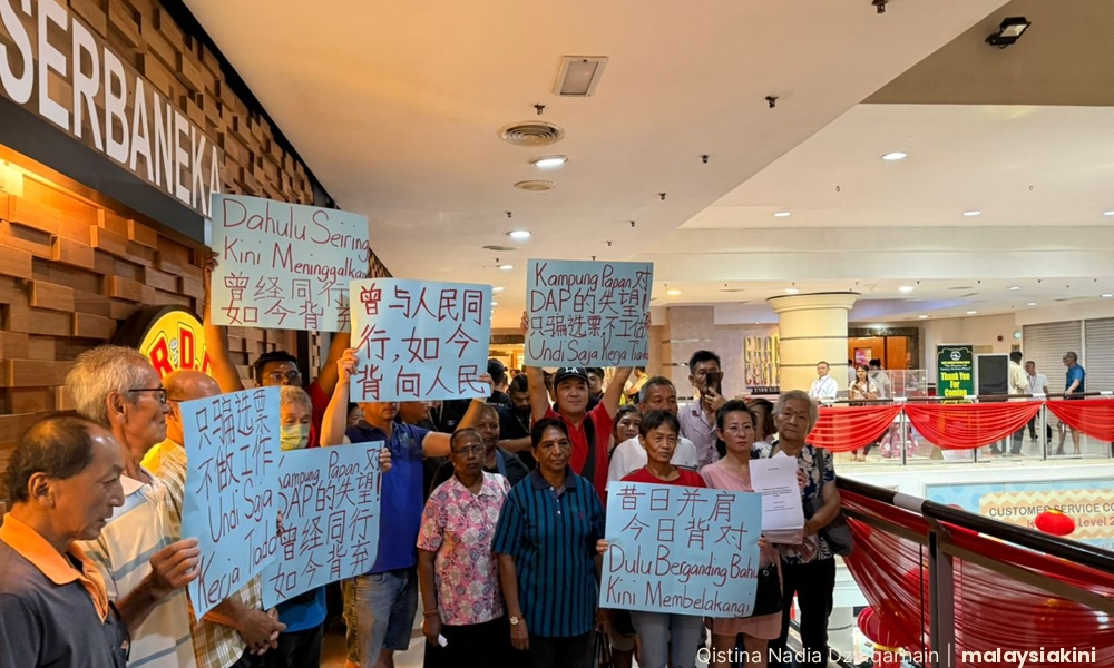 Penduduk Kg Papan berdemo di konvensyen DAP, desak tunai janji