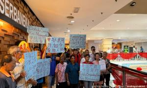 Penduduk Kg Papan berdemo di konvensyen DAP, desak tunai janji