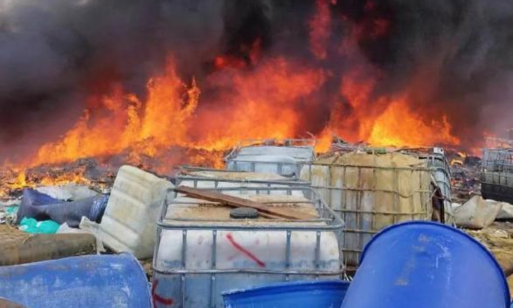 Lebih 50 tong asid klorik terbakar bersama sampah di Kuala Selangor