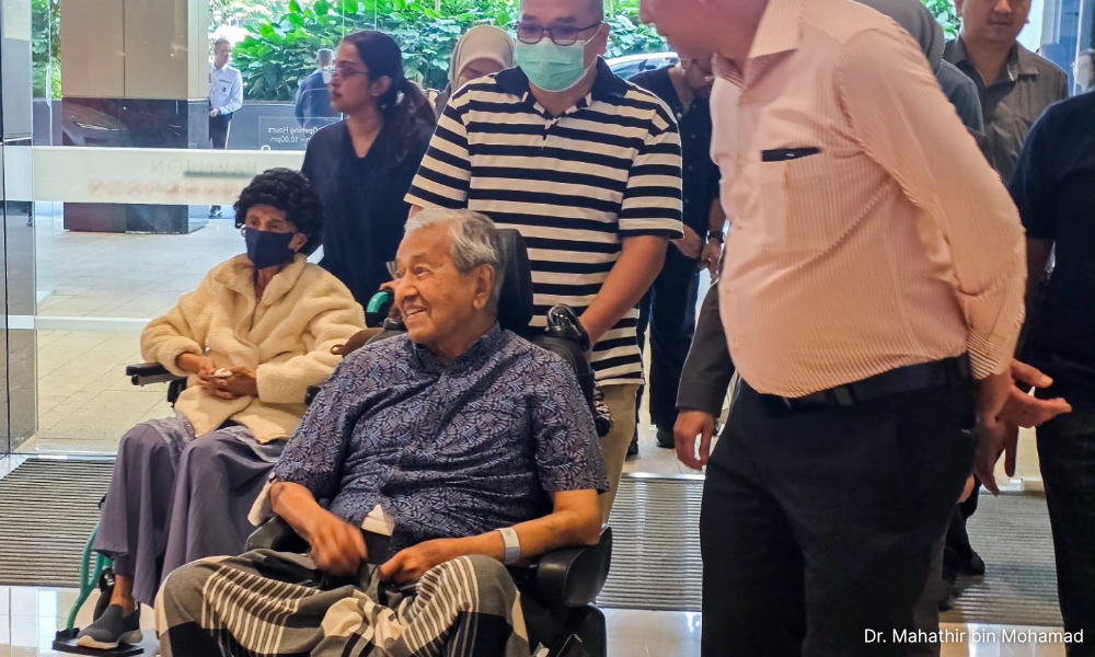 Dr M stops by at café, first public appearance since Jan 6 fall